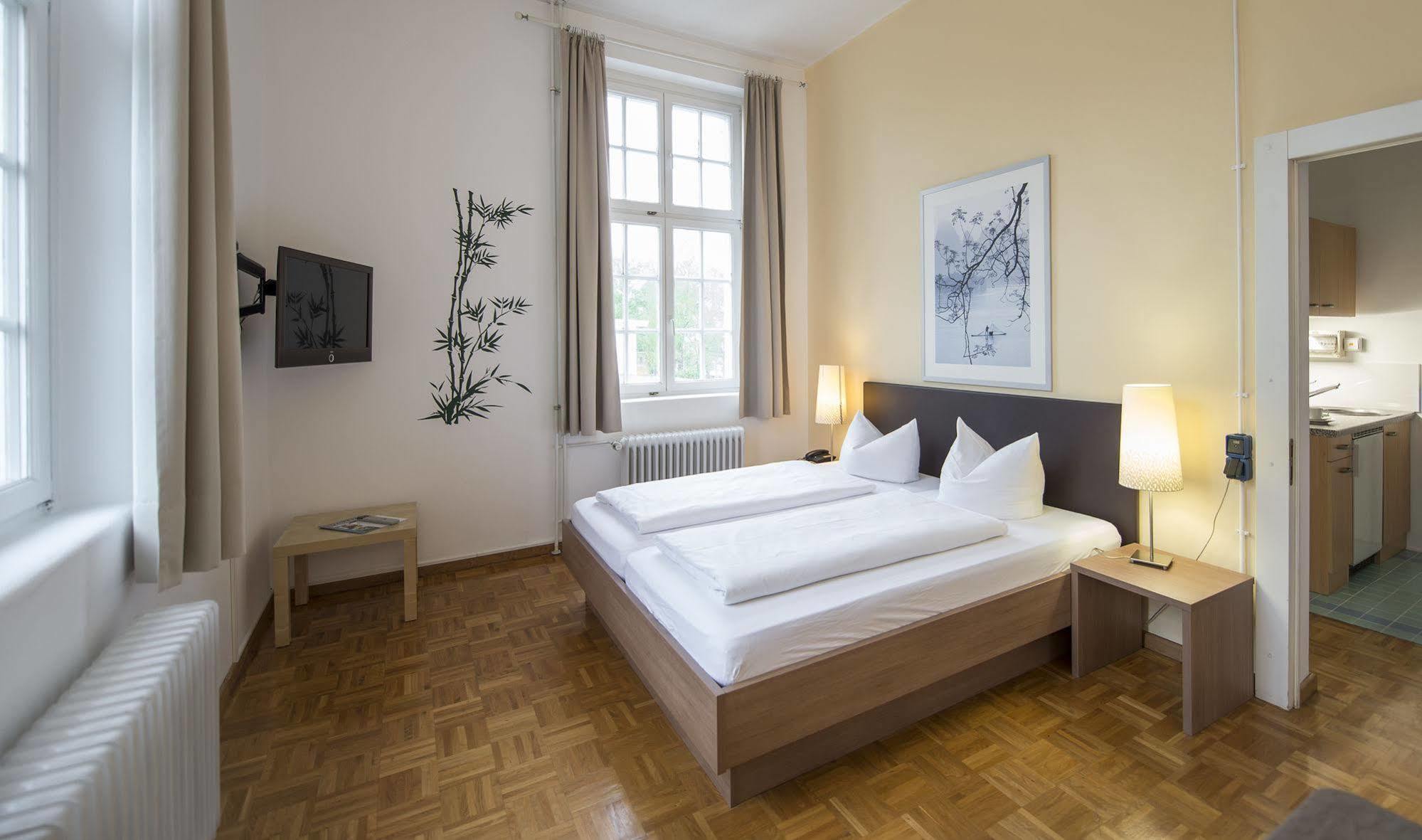 Apartment Hotel Констанц Екстериор снимка