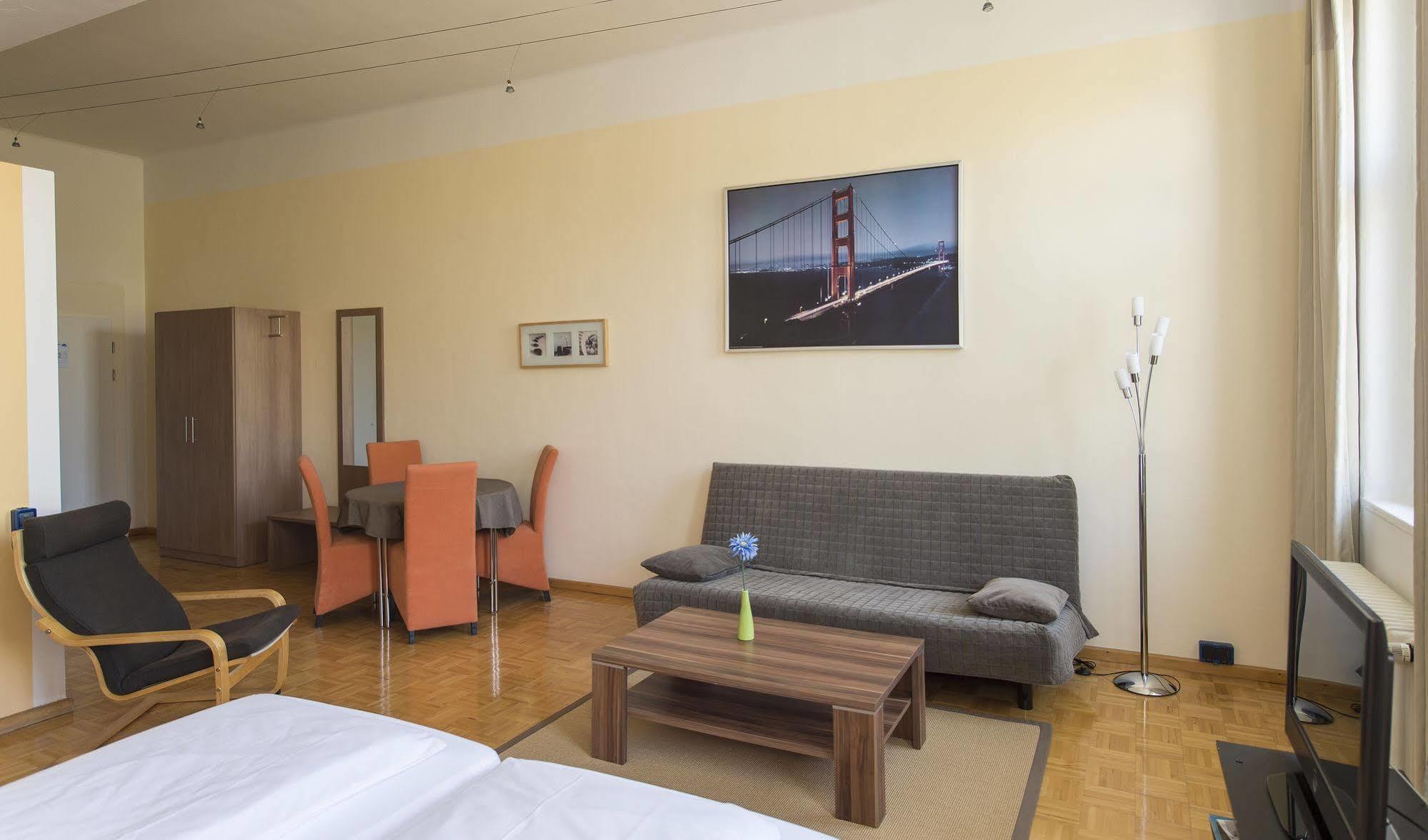 Apartment Hotel Констанц Екстериор снимка