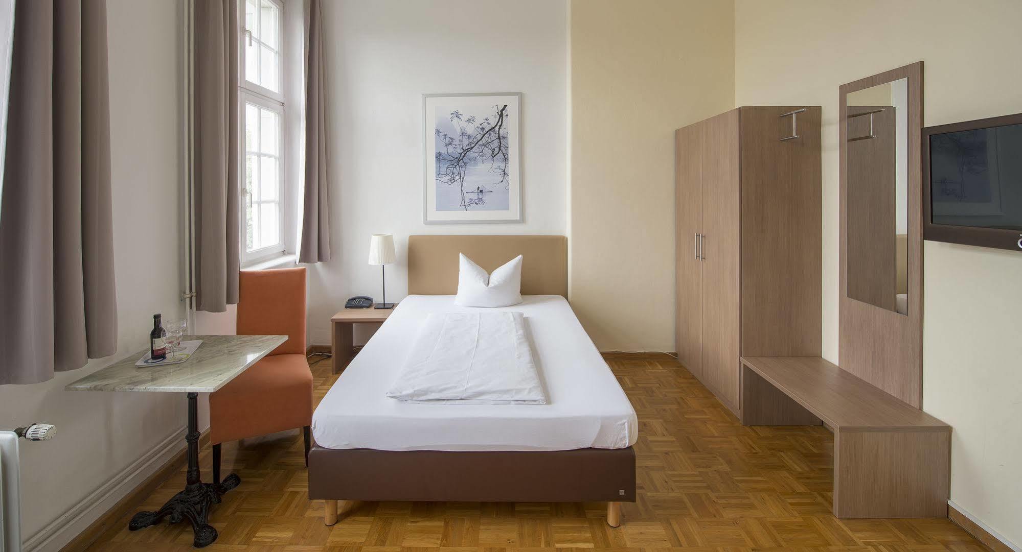 Apartment Hotel Констанц Екстериор снимка